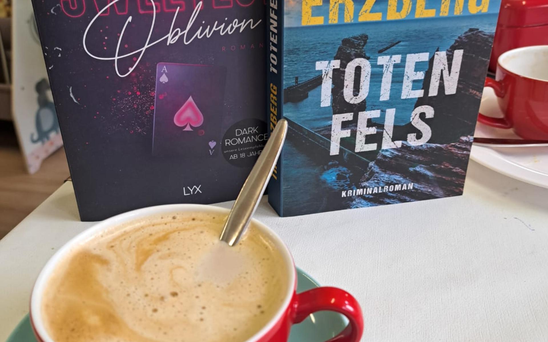 Bücher und Kaffee